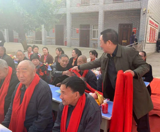 贈(zèng)送紅圍巾祝福